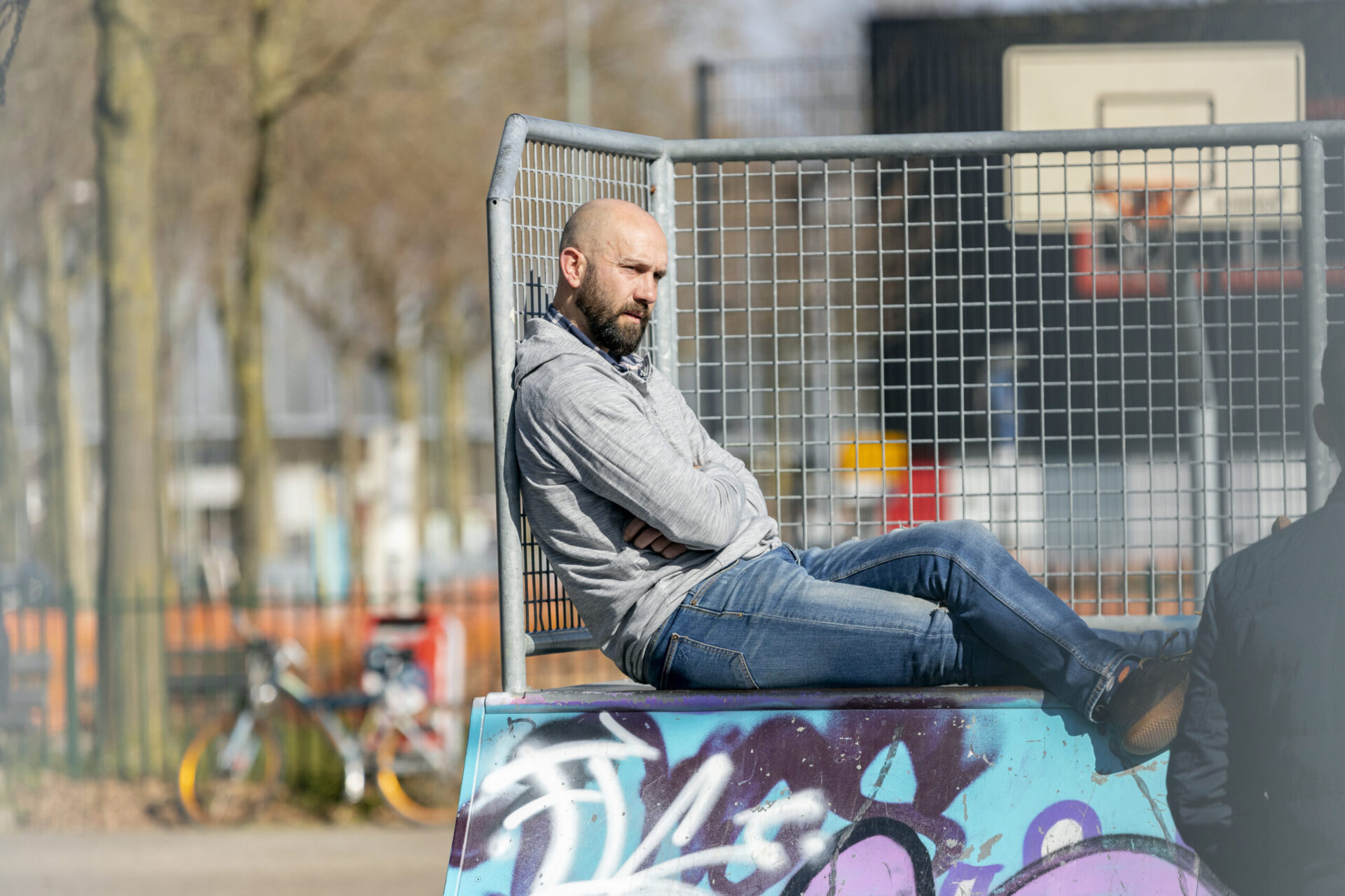 Foto jongerenwerker Synthese op skatebaan