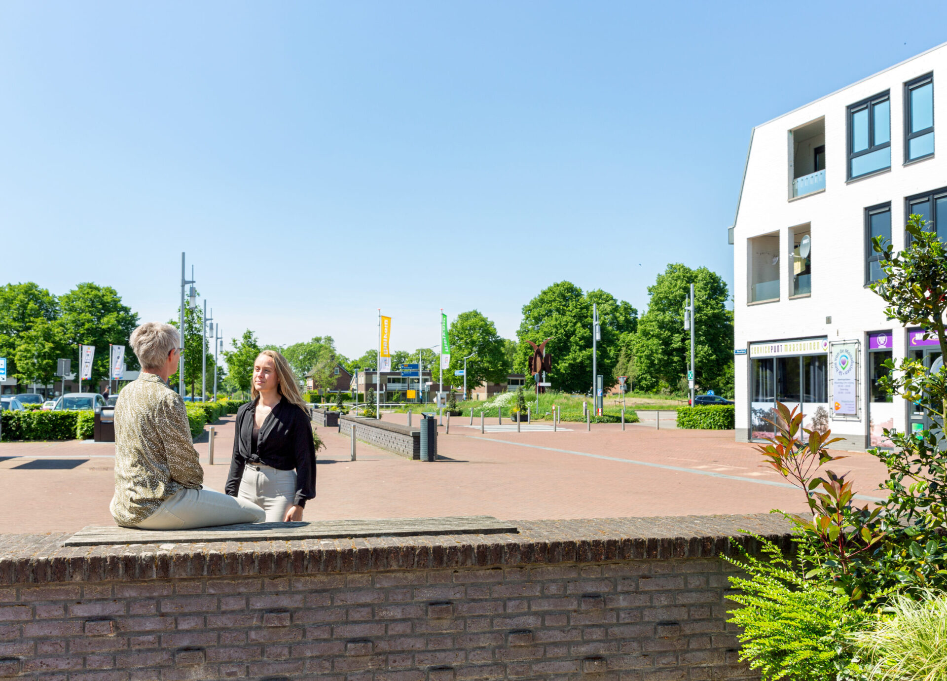 Afbeelding inwoners in gesprek in centrum Bergen