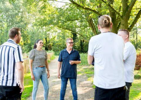 Opbouwwerkers in gesprek met inwoners bij de moestuin