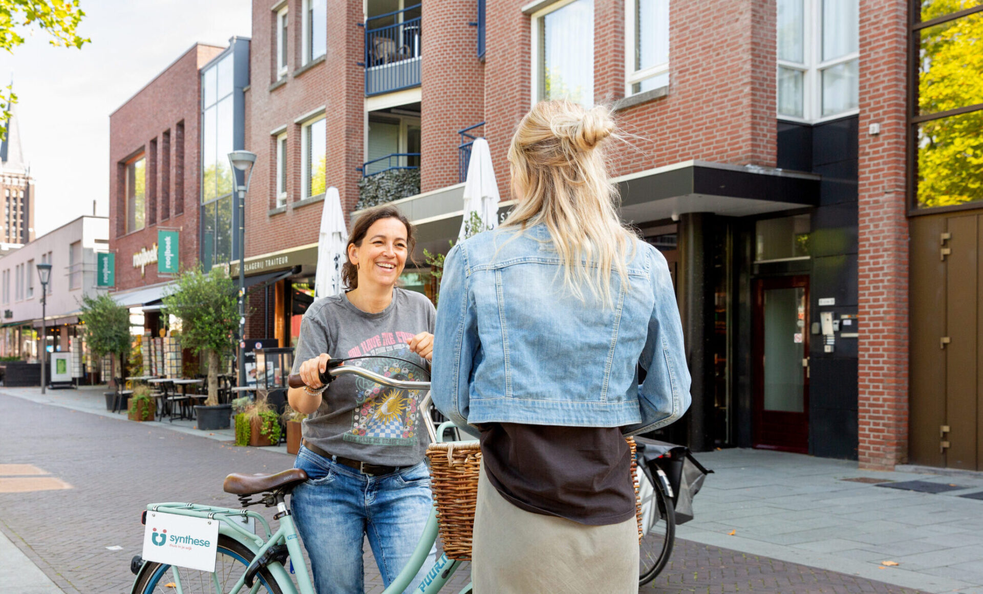 Medewerker Synthese in gesprek met inwoner in de Grote Straat in Venray