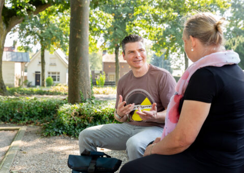 Ervaringsdeskundige Synthese in gesprek met inwoner