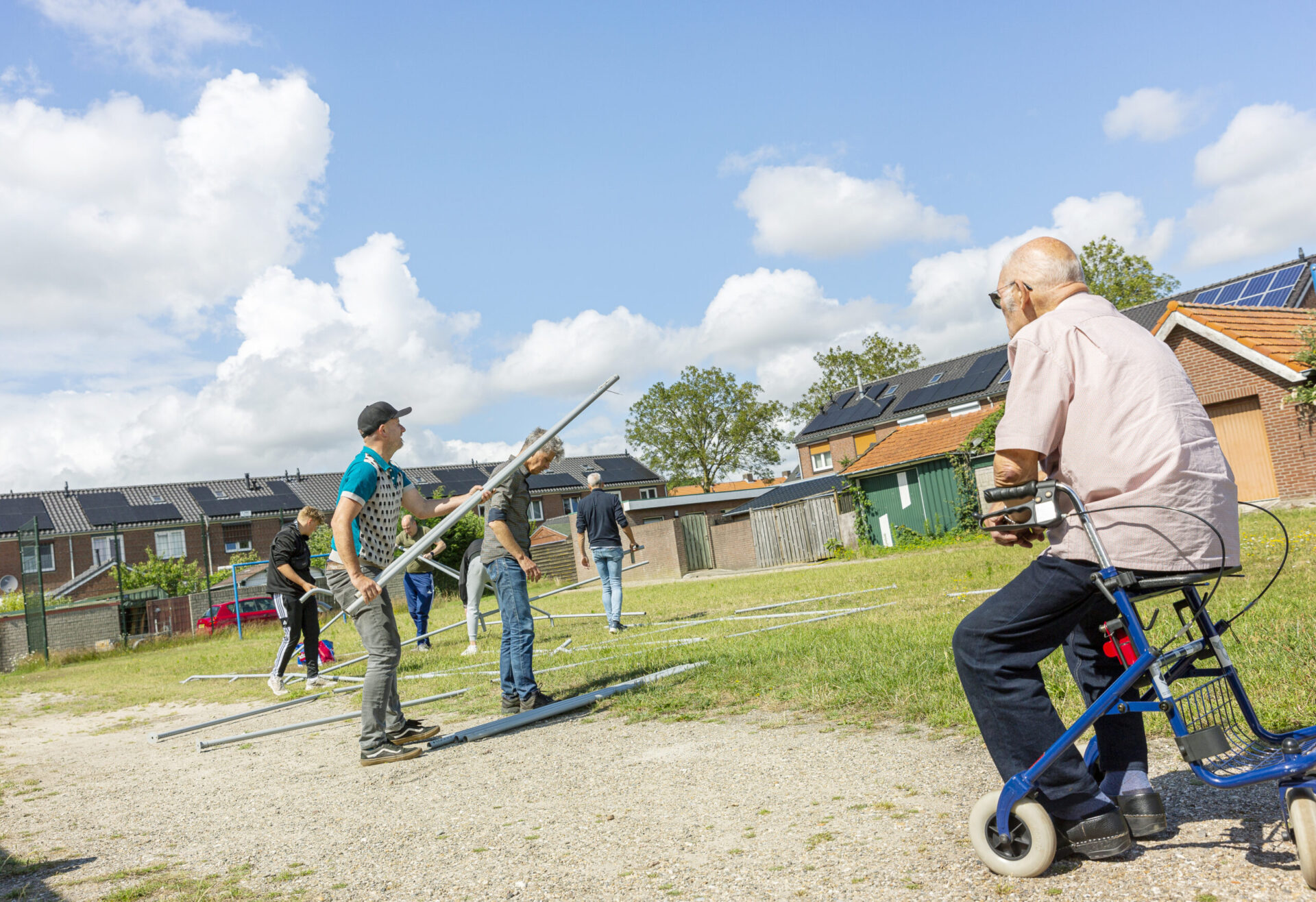 Foto inwoners bouwen samen een tent op