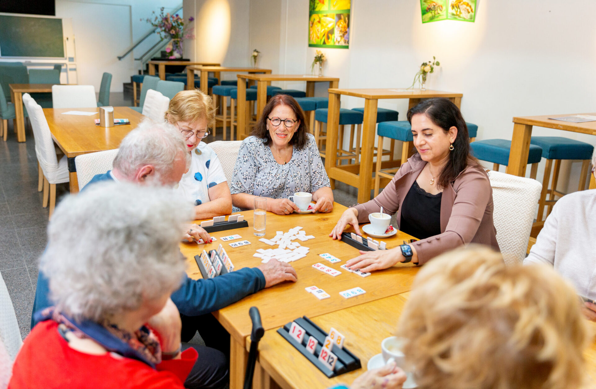 Medewerker Synthese in gesprek met ouderen in Maldensteijn