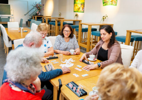 Medewerker Synthese in gesprek met ouderen in Maldensteijn