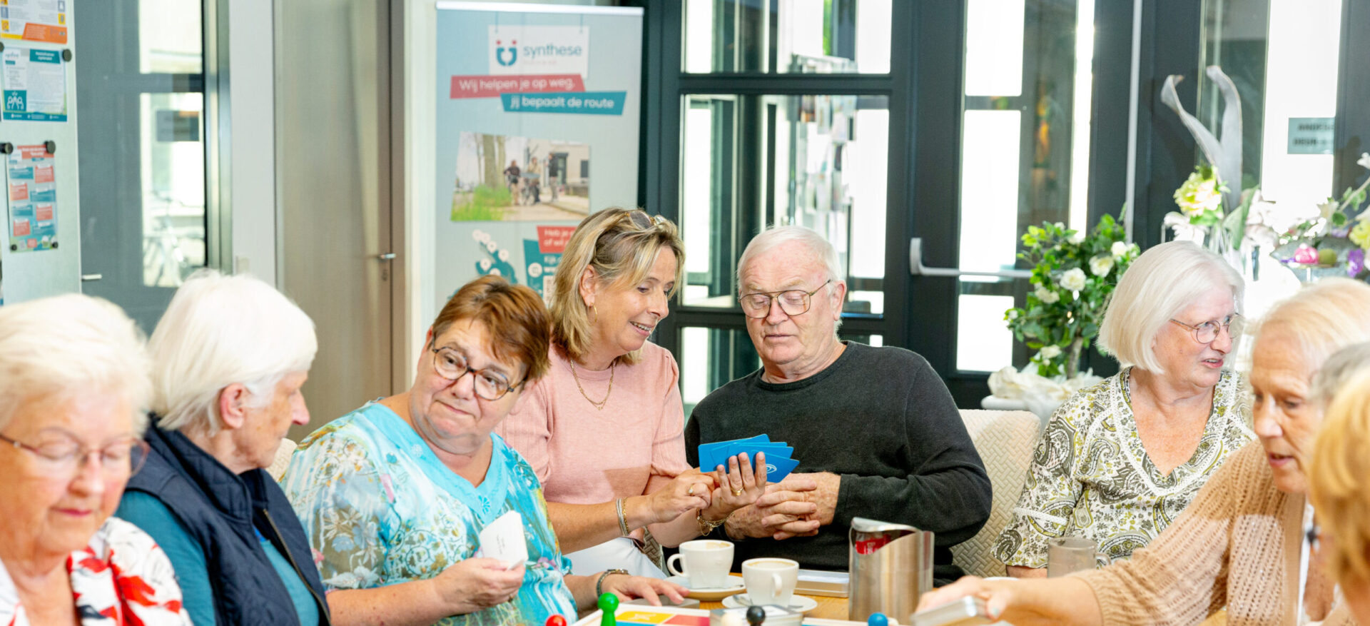 Medewerker Synthese in gesprek met ouderen in Maldensteijn