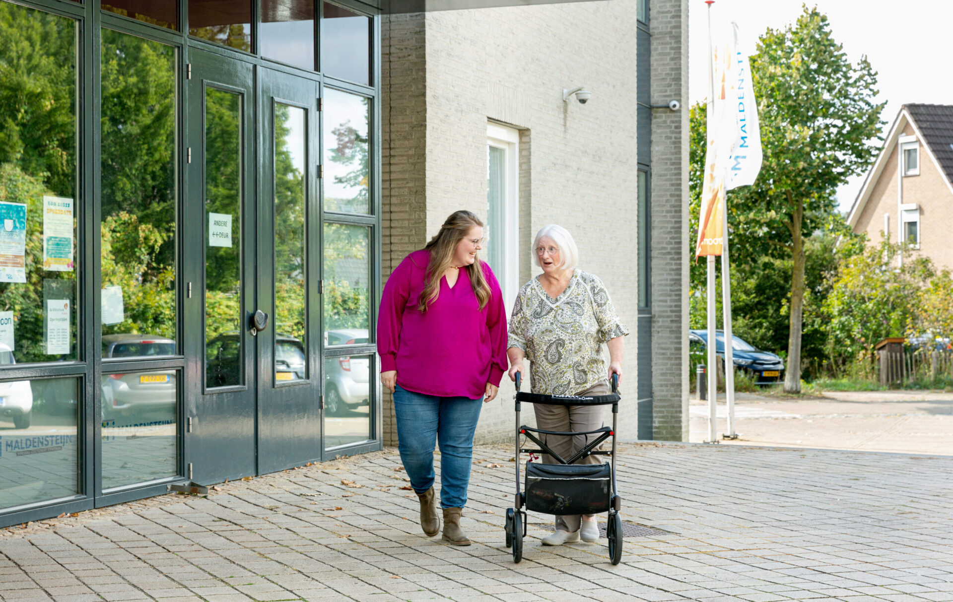 Medewerker Synthese in gesprek met inwoner voor Maldensteijn