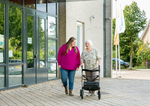 Medewerker Synthese in gesprek met inwoner voor Maldensteijn