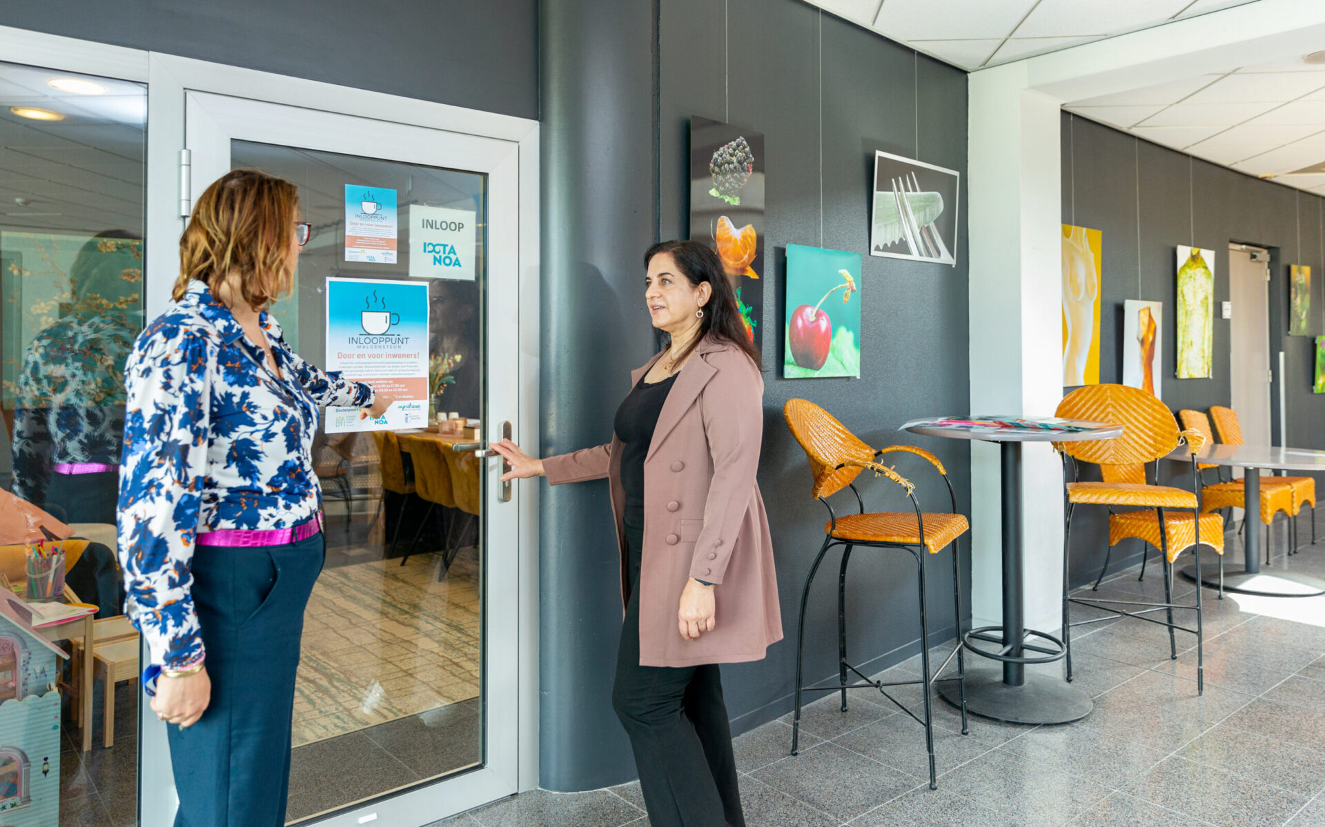 Inwoner met medewerker Synthese in gesprek bij inlooppunt