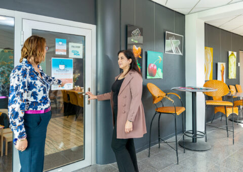 Inwoner met medewerker Synthese in gesprek bij inlooppunt