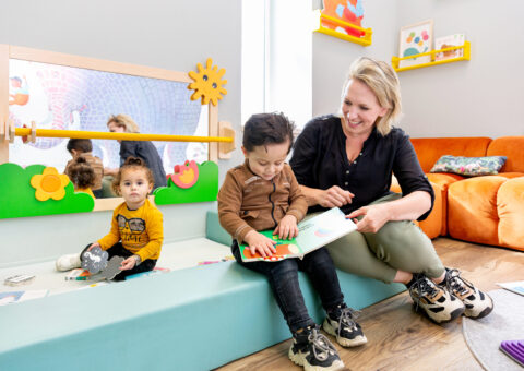 Medewerker Synthese in gesprek met jonge statushouder in de bibliotheek