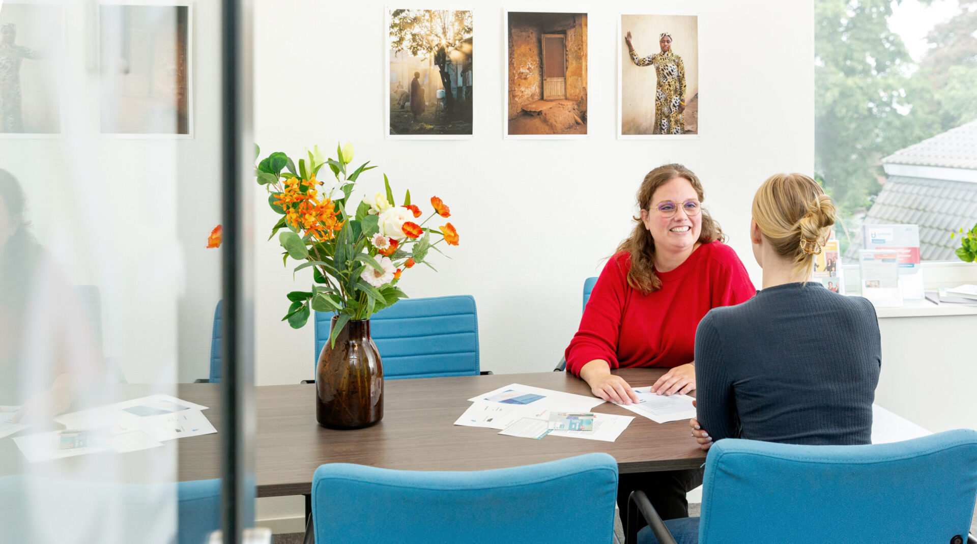 Sociaal juridisch dienstverlener in gesprek met inwoner