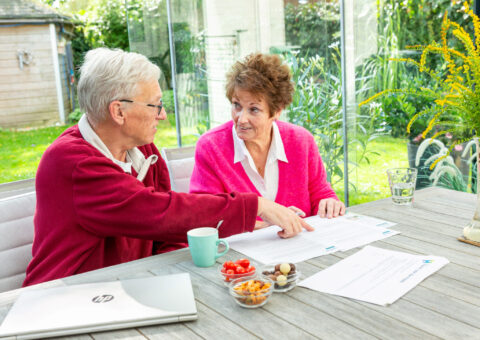 Vrijwilliger Synthese op huisbezoek bij inwoner