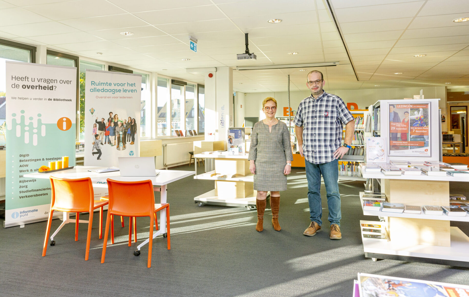 Foto vrijwilligers Synthese in de bibliotheek