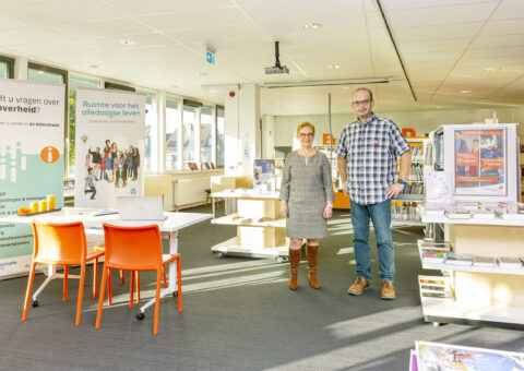 Foto vrijwilligers Synthese in de bibliotheek