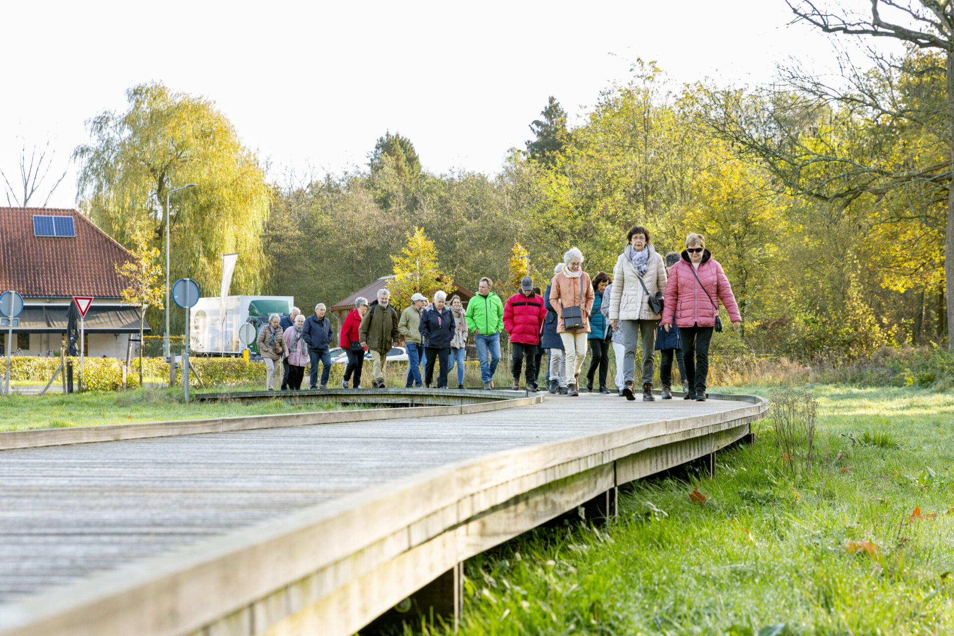 Foto inwoners Leudal aan het wandelen