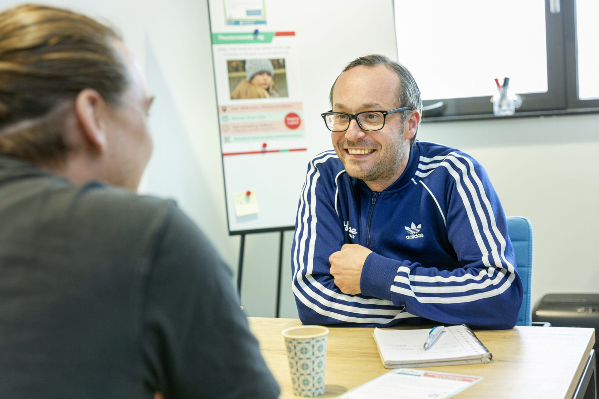 Foto jongerenwerker Synthese in gesprek met jongere